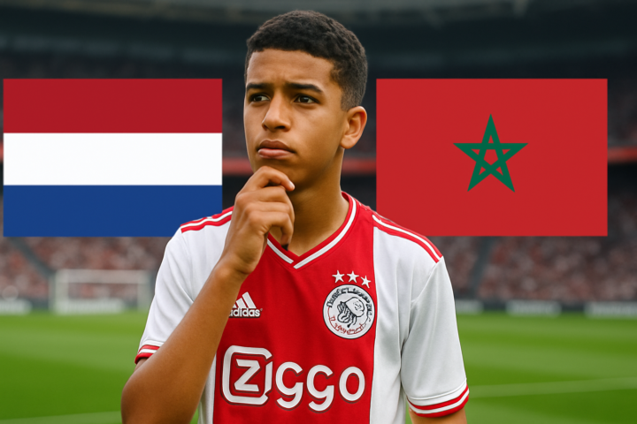 Pemain muda Ajax Ouazane berpakaian seragam, dengan latar bendera Belanda dan Maroko di stadion sepak bola